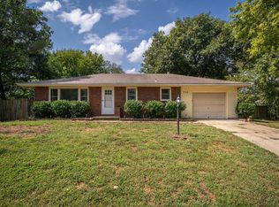 906 Somers St, Tonganoxie, KS 66086