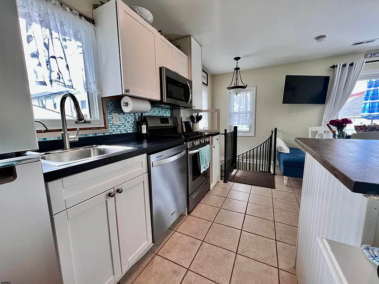 9614 Monmouth Ave — Photo 11