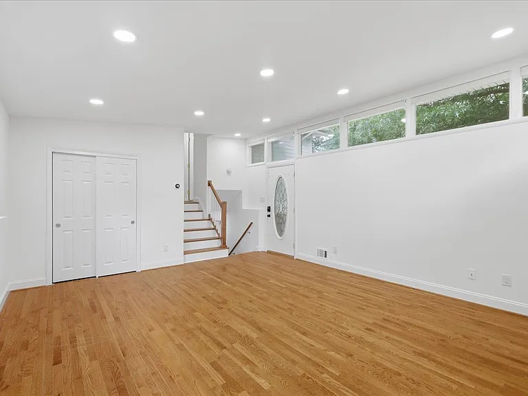 709 N Pryor St — Photo 29