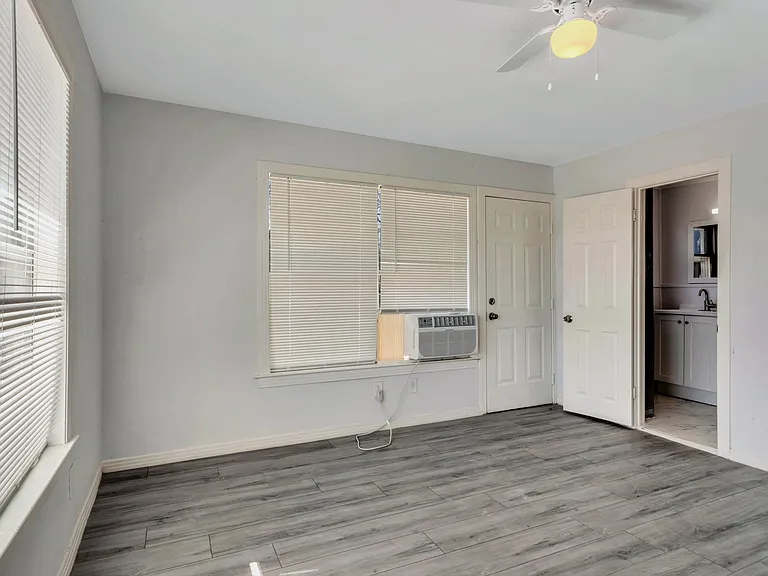 305 N Robinson St #D — Photo 11