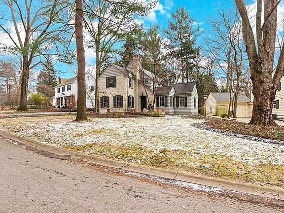 3rd image of 219 Riverview Park Dr