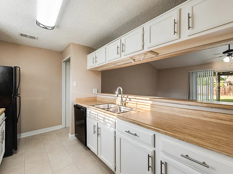 7204 Shadow Bend Dr — Photo 30