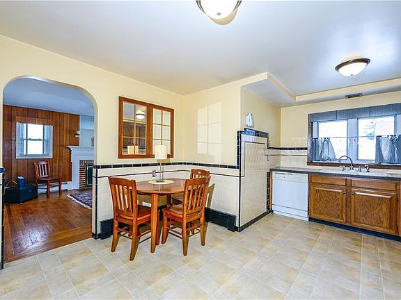 4th image of 77 Gardiner Ave
