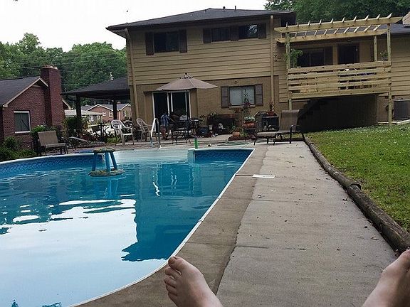 3rd image of 400 Thornwood Dr