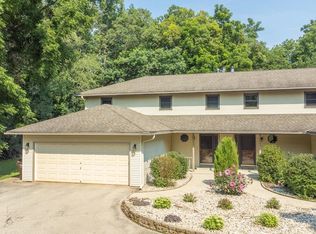 126 N Lapham Peak Rd, Delafield, WI 53018