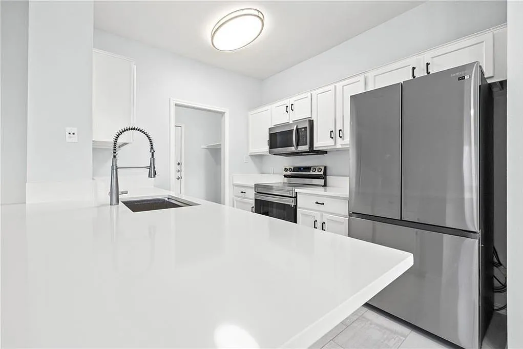 3 bed, 3.5 bath, 1396 sqft, $2,200 — Photo 4