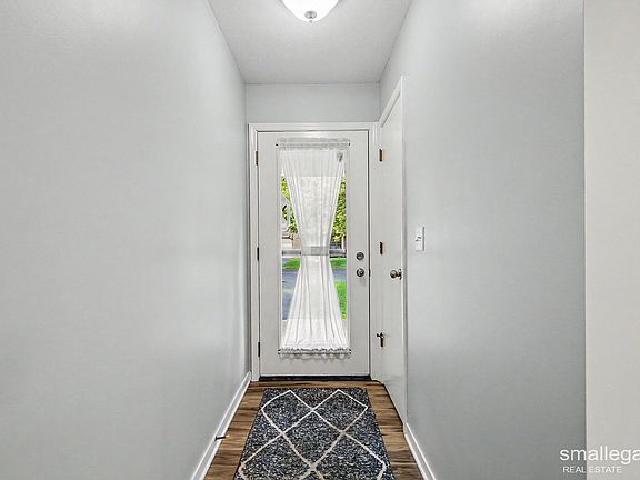 3rd image of 886 Harvest Dr