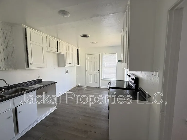 15 Macarthur Dr #B — Photo 16