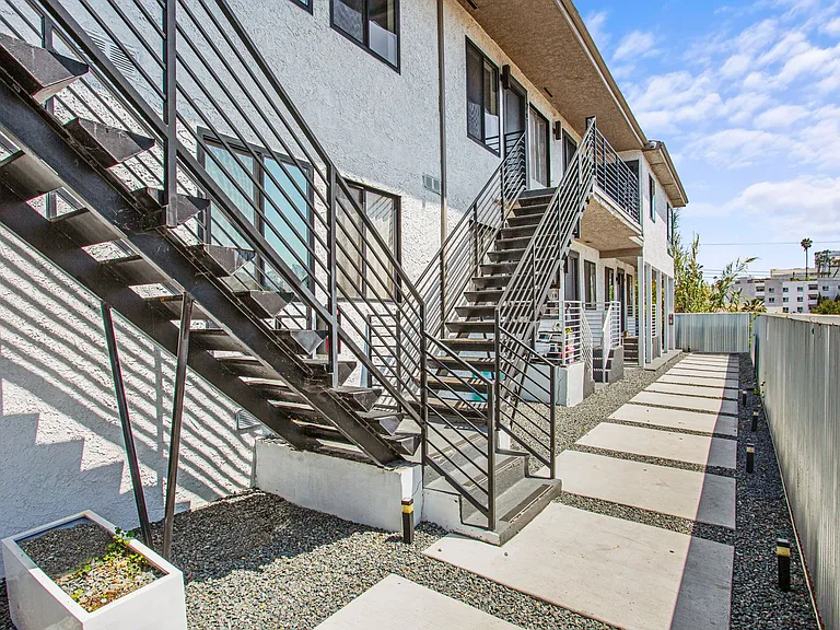 230 S Carondelet St — Photo 42