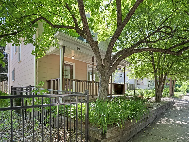 882 Raymond Ave — Photo 3