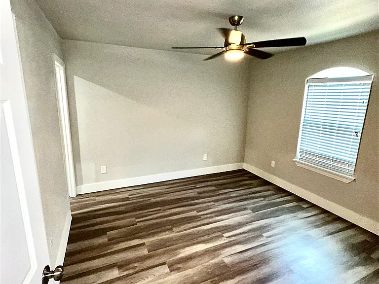 3922 Clay Ave — Photo 9