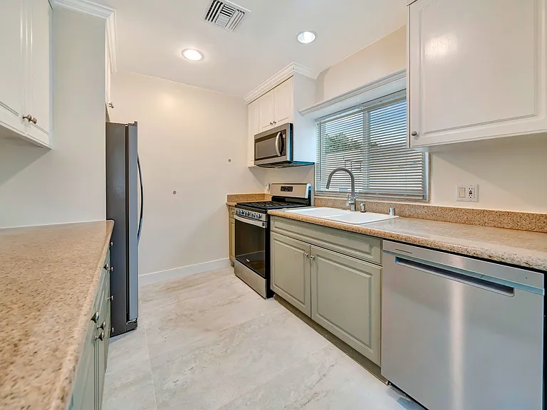 10951 Whitegate Ave — Photo 16