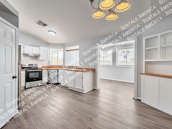4th image of 1704 S 39th St Unit 15