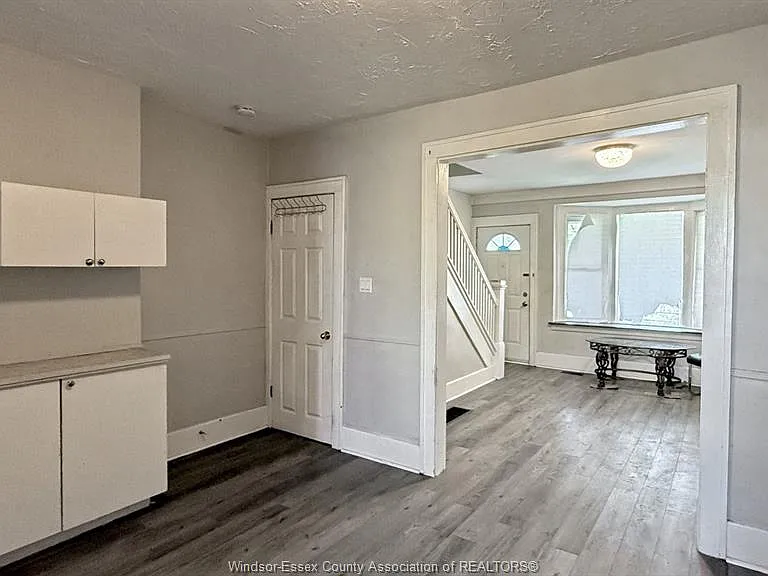1424 Wyandotte St W — Photo 11