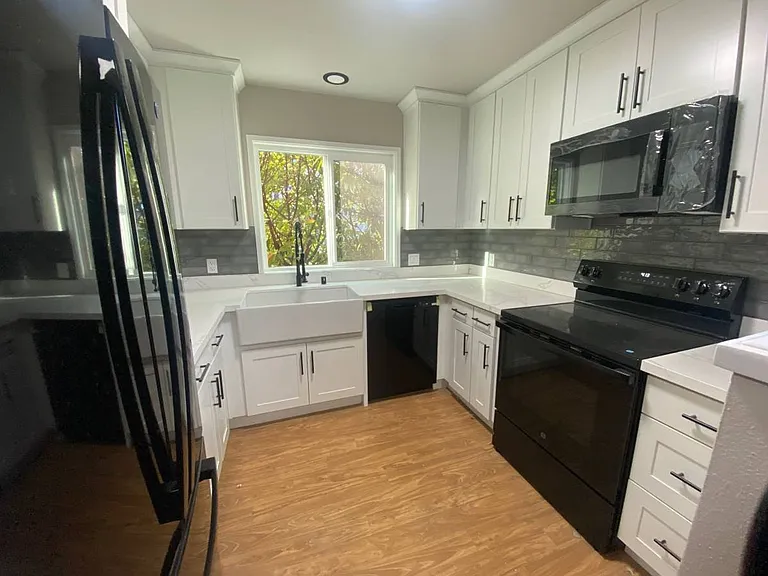 700 NE 42nd St — Photo 11