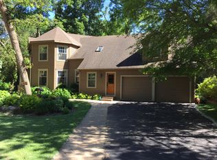 207 Abbey Springs Dr, Fontana, WI 53125