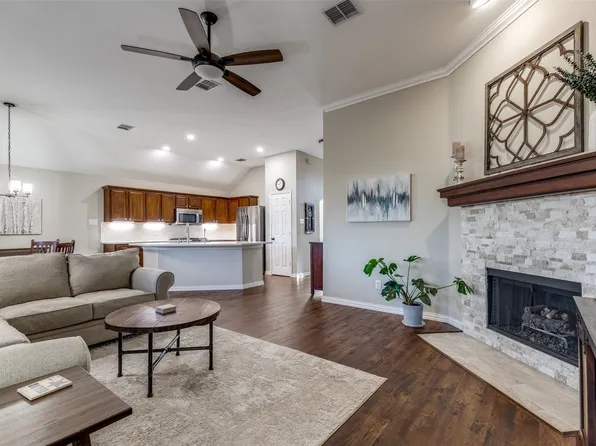 2136 Fountain Dr, Lewisville, TX 75067