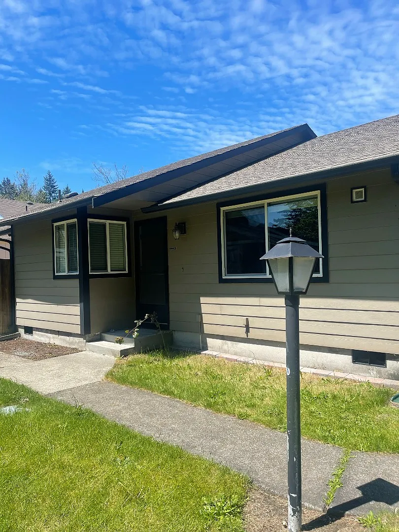 Cute 3 bedroom, 1 bath home located in The Meadows! — Photo 1