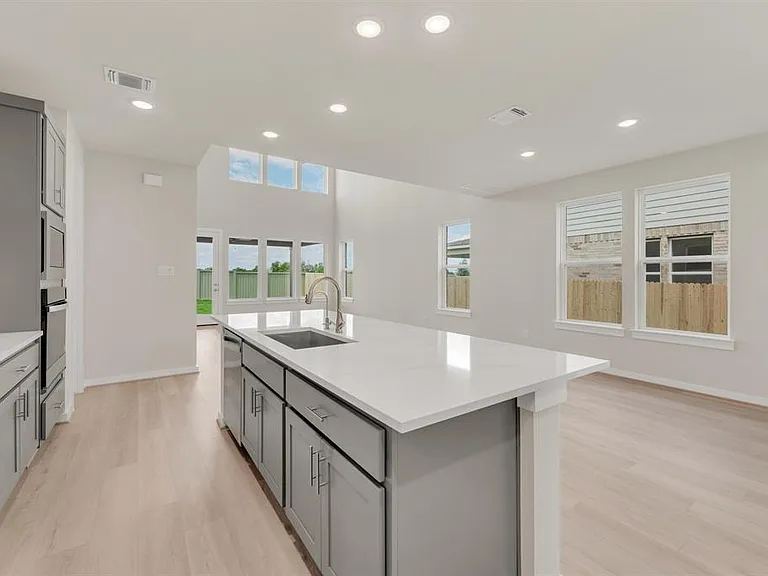324 Amista Dr — Photo 10