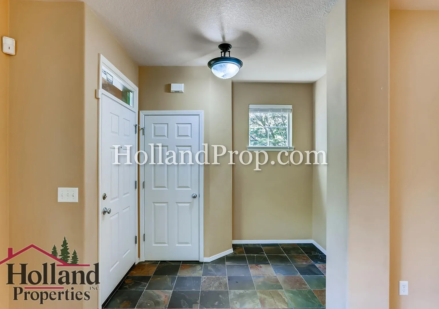 Beautiful 3 Bedroom 2.5 Bathroom Home in Hillsboro! — Photo 3