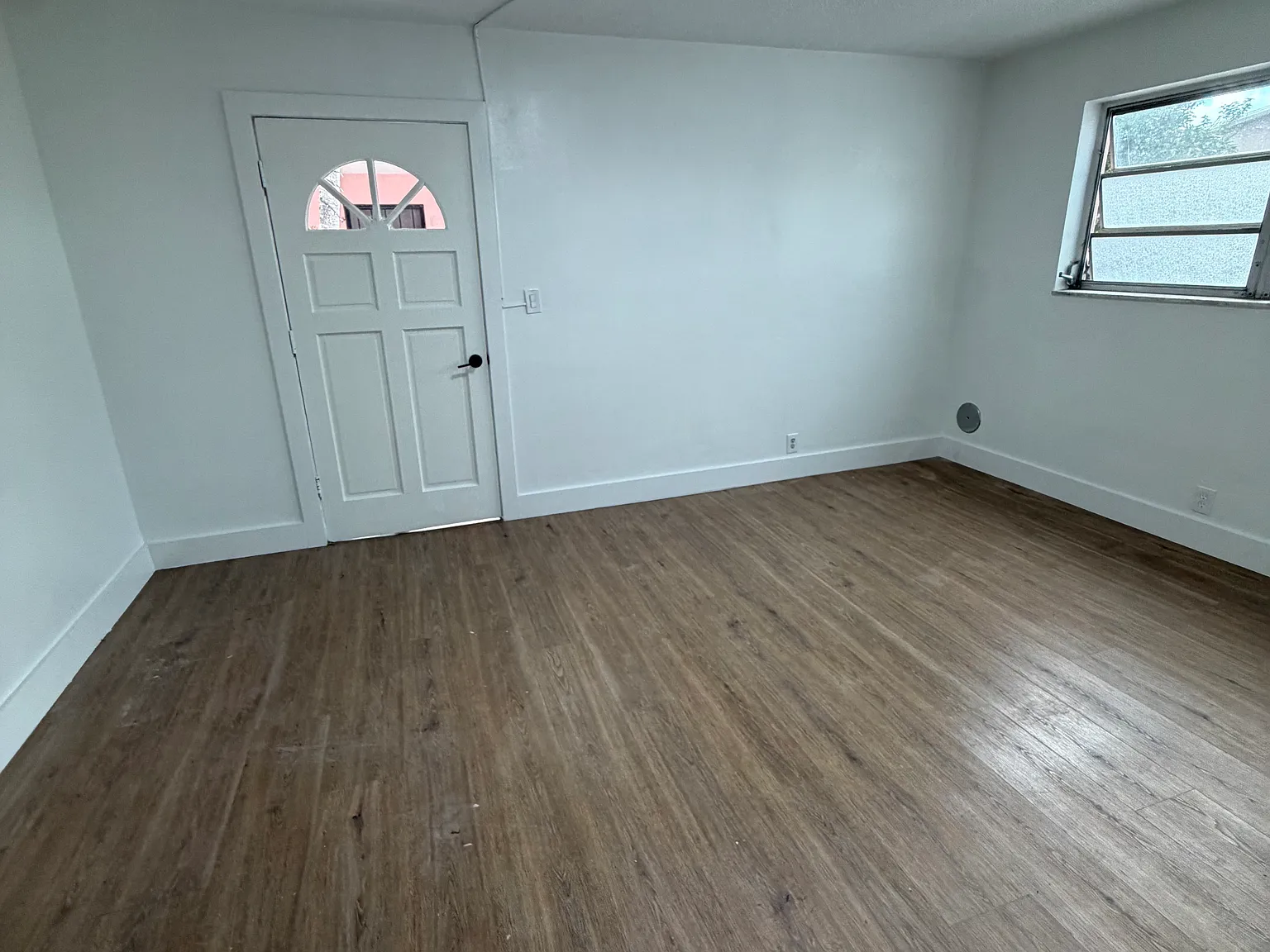 2 bed, 900 sqft, $2,000 — Photo 2