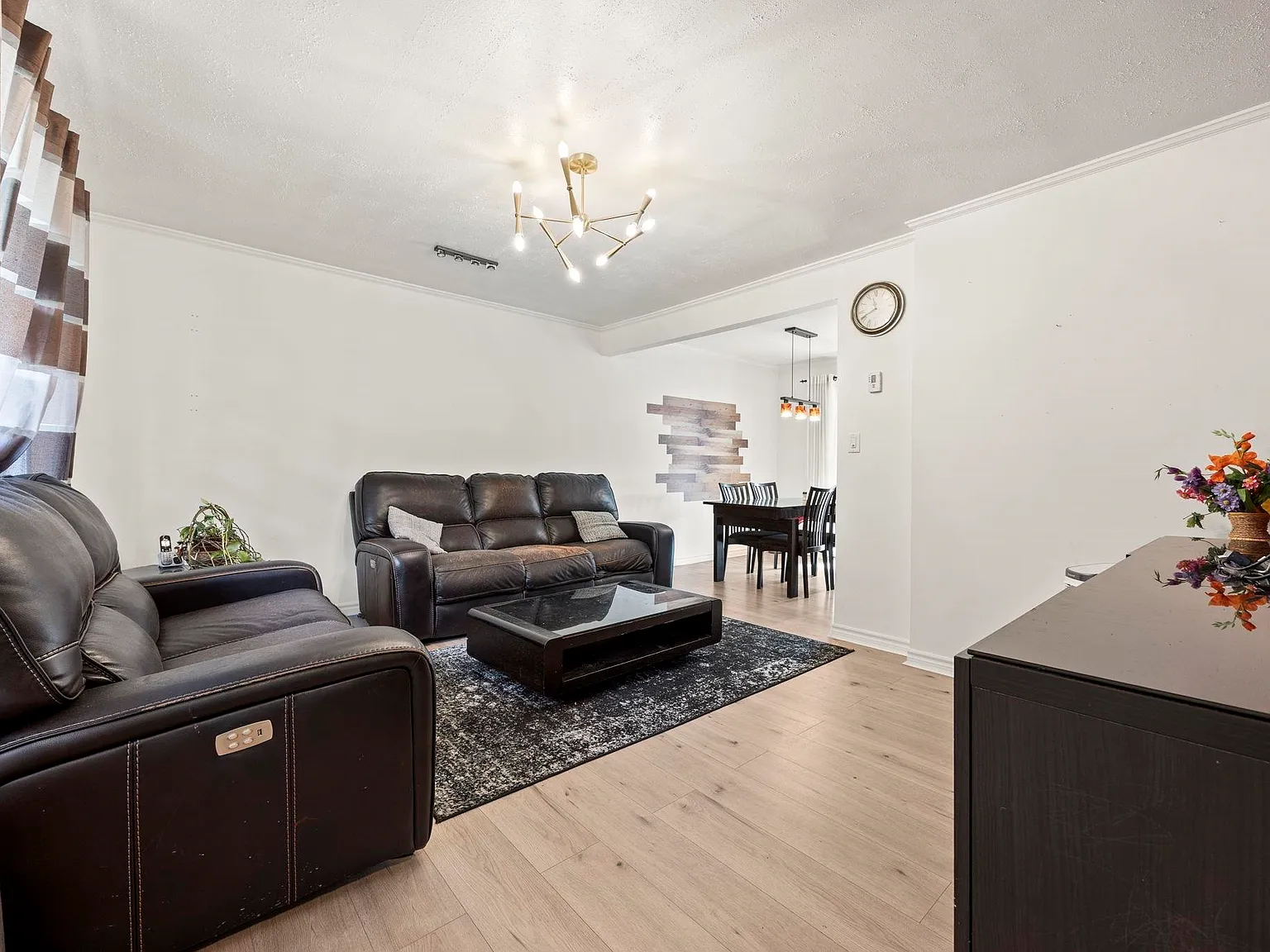 5 bed, 2200 sqft, $4,750 — Photo 2