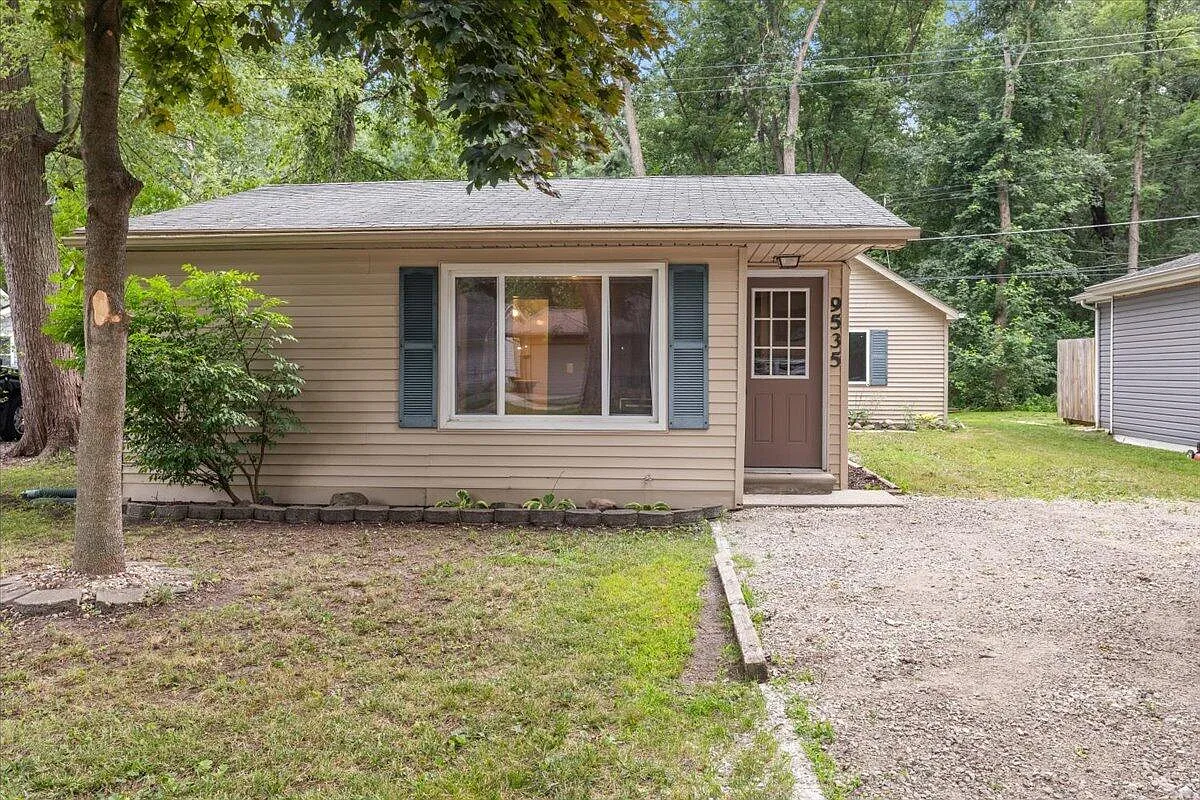 3 bed, 1.0 bath, 1174 sqft, $2,200 — Photo 2