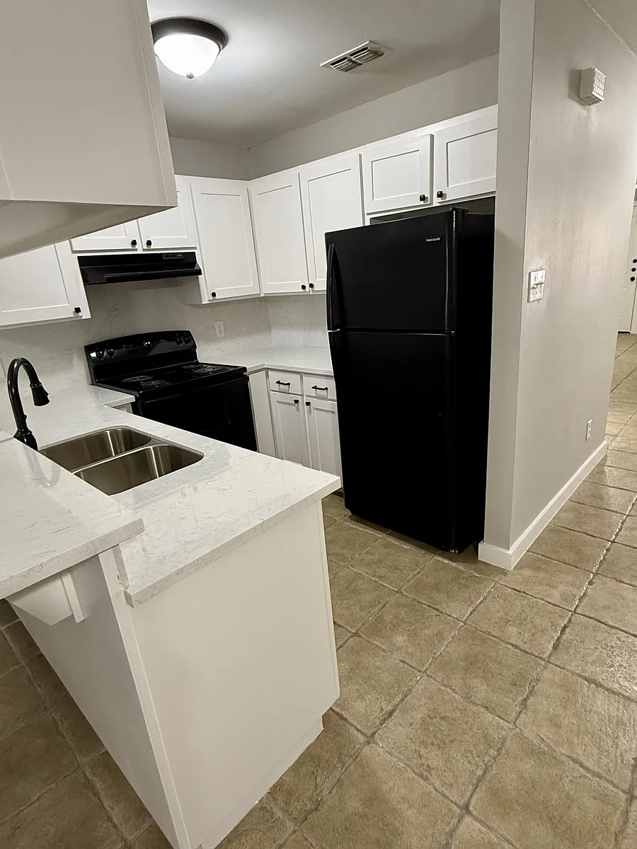 Building Photo - 302 N Montevideo Ave #4