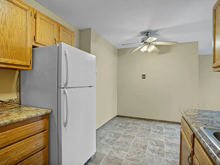 Hennepin Apartments — Photo 33