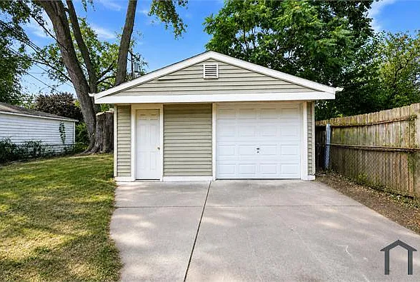 3 bed, 900 sqft, $1,700 — Photo 2