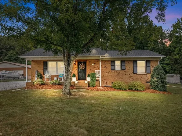 3979 Valley Dr, Sophia, NC 27350