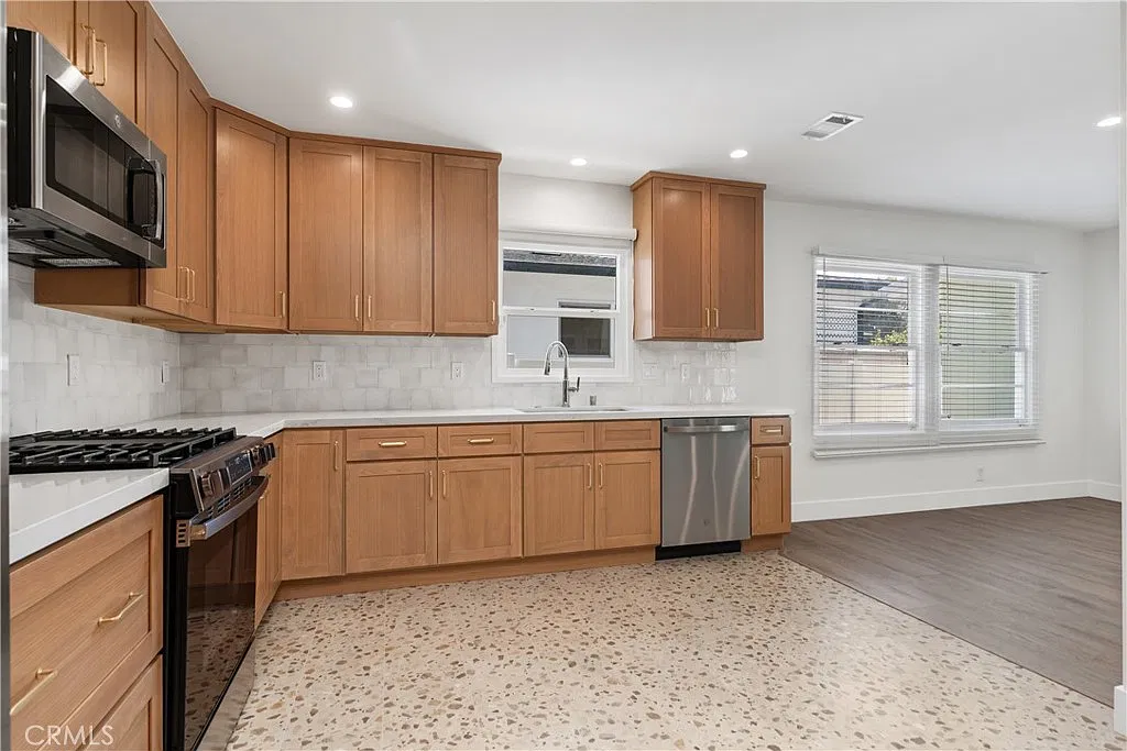 3 bed, 986 sqft, $5,200 — Photo 4