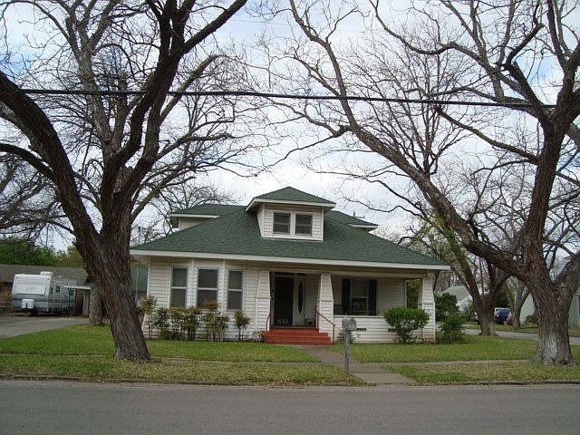 2nd image of 832 E College St