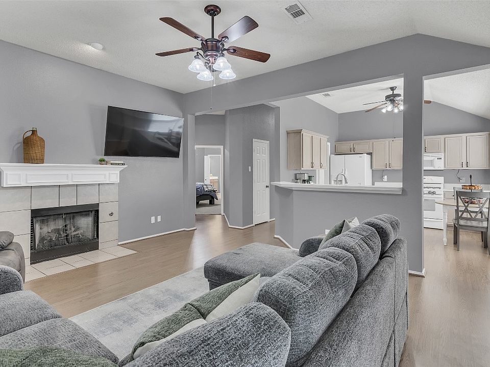 1st image of 808 Cobblestone Dr