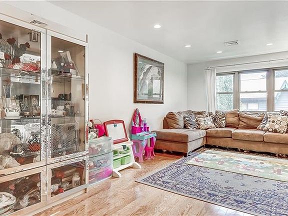 5th image of 48 Milford Ln APT 3M