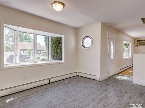 5th image of 35 Old Oak Ln
