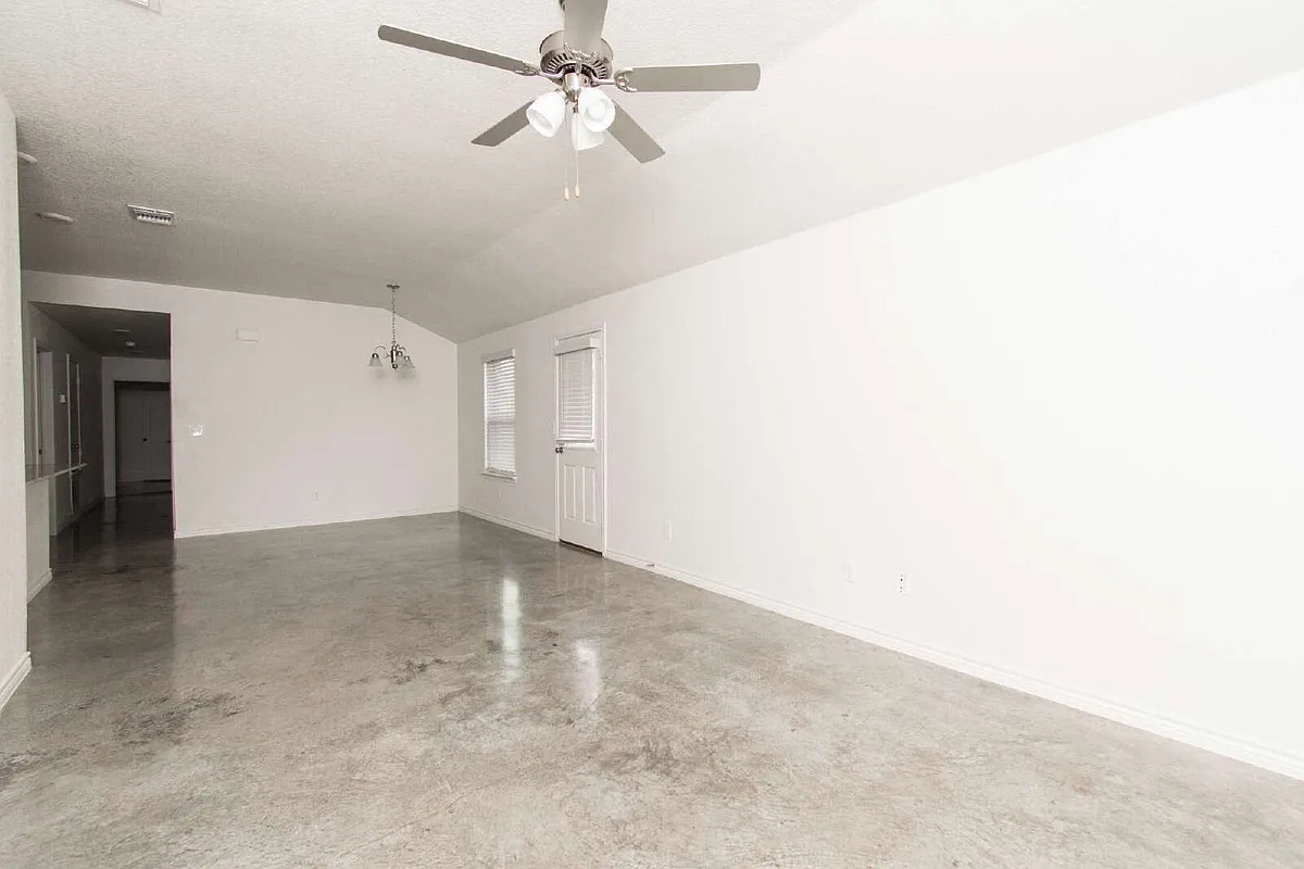 Building Photo - 1004 Barbara Jordan St #B