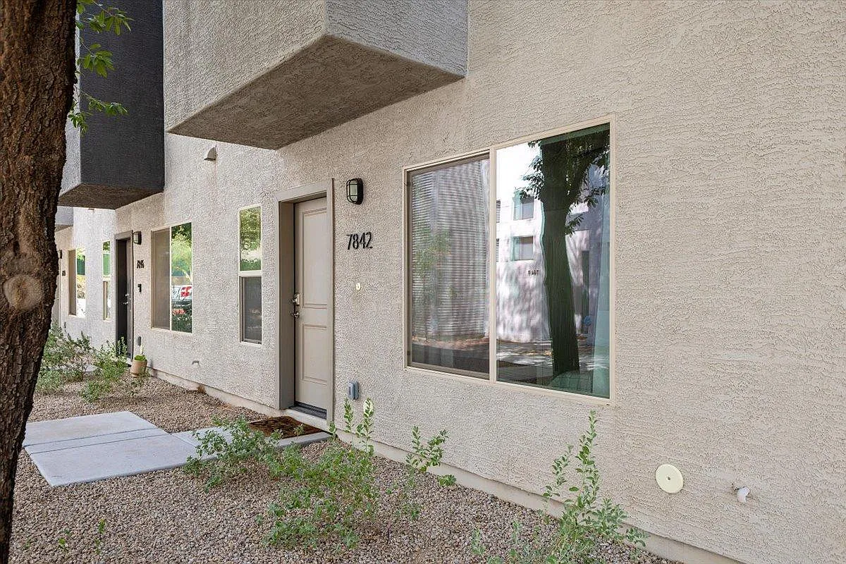 3 bed, 3.5 bath, 1650 sqft, $2,300 — Photo 4