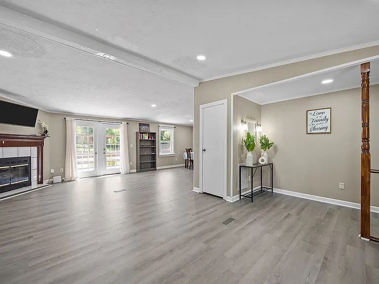 290 Thomas Cash Rd — Photo 2