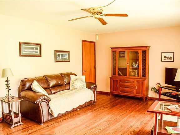 3rd image of 11150 Echo Crest Dr W