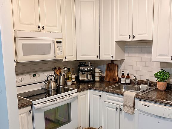 5th image of 10 Scottfield Rd #B3