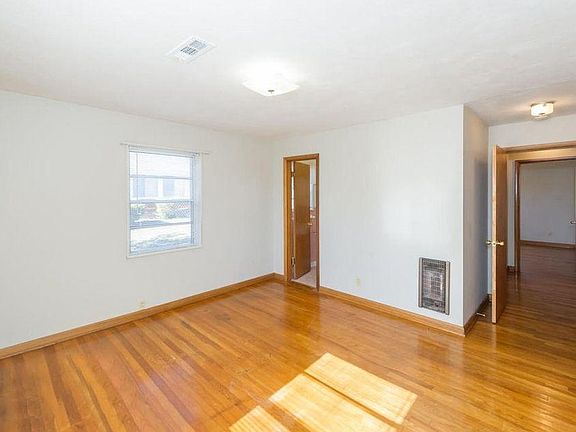 4th image of 325 Tedlo Ln