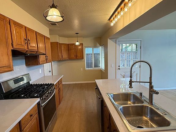 4th image of 33 Mary Ct