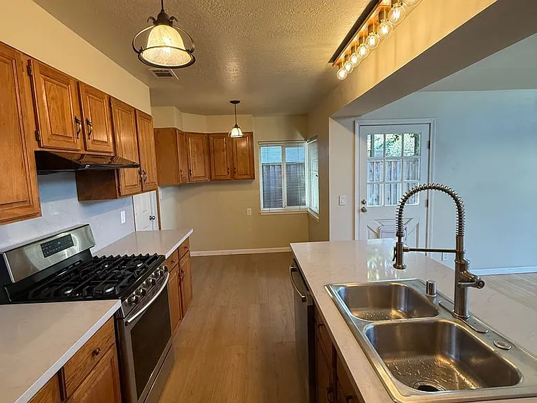 33 Mary Ct — Photo 4
