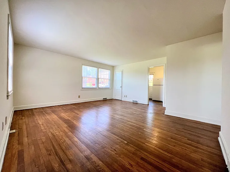 Latham Park Manor — Photo 25