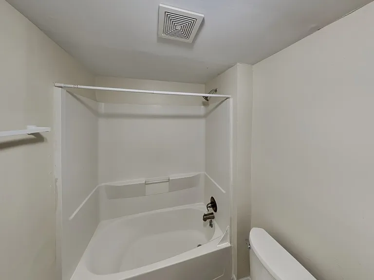 1712 Summit St #D — Photo 4