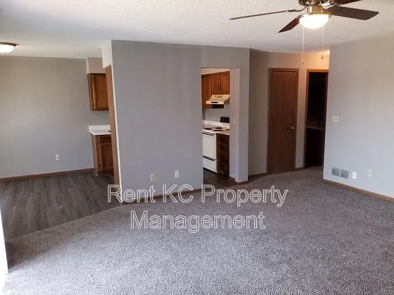 1 bed, 1.0 bath, 912 sqft, $1,050 — Photo 2