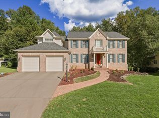 5013 Devin Green Ln, Fairfax, VA 22030