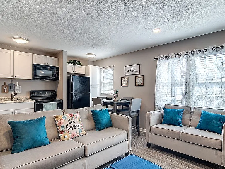 Cambridge Apartments — Photo 14