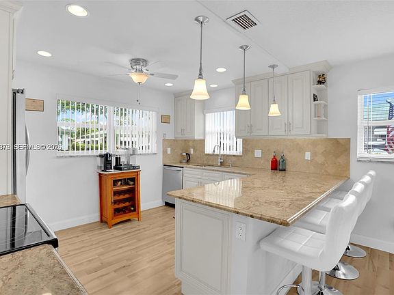 4th image of 841 Meadowlark Ln